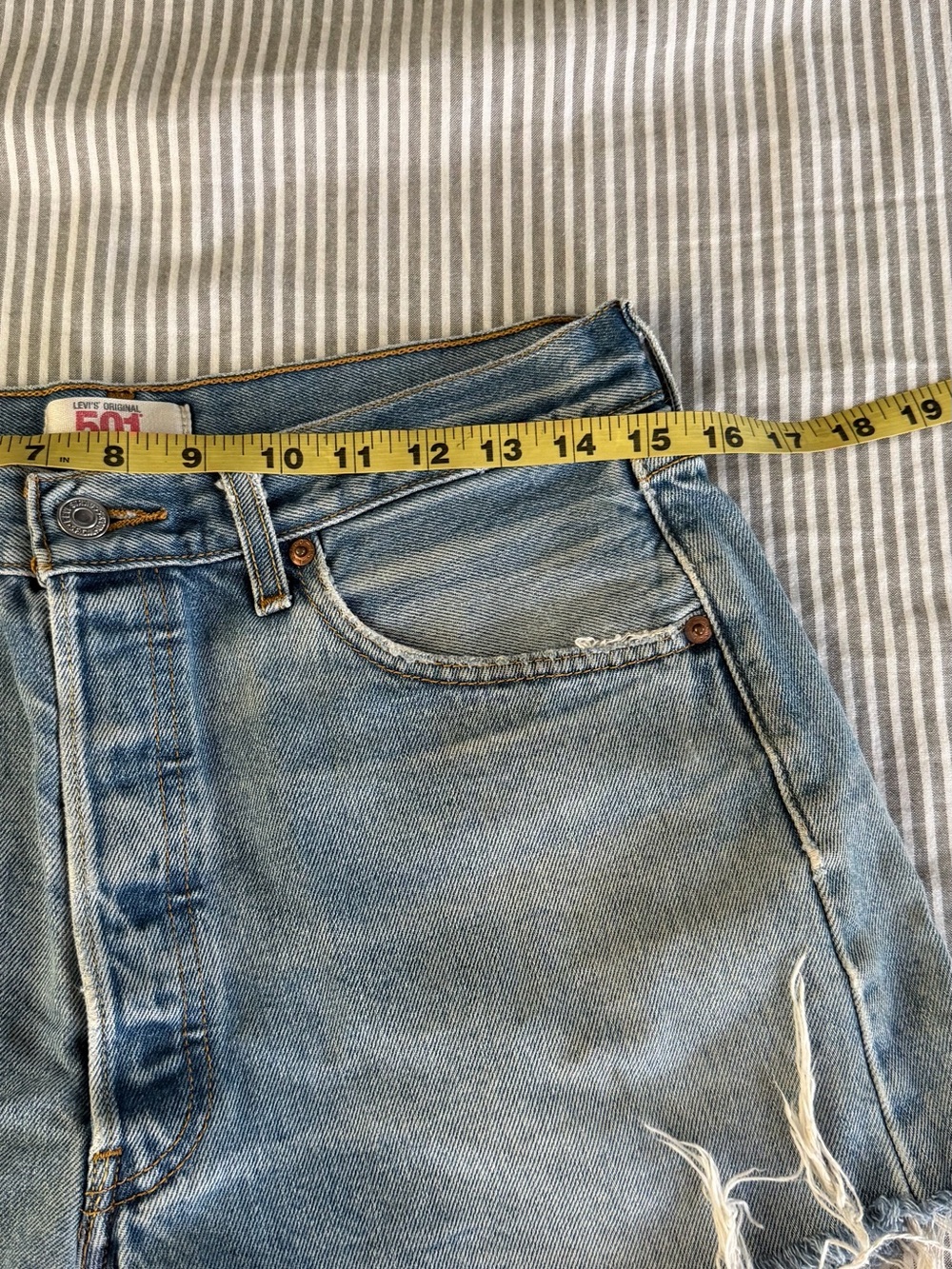 Levi's 501 Women’s Frayed Hem Denim Shorts Originally Mens 34x34 - Picture 4 of 4